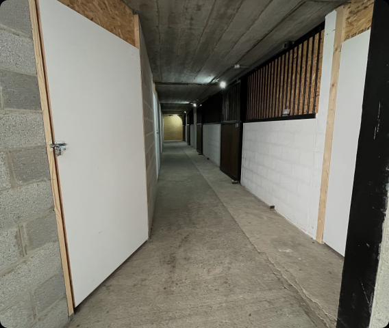 Couloir sécurisé desservant les boxes de stockage